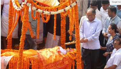 प्रधानमन्त्रीपत्नीको पशुपतिमा अन्त्येष्टि, पतिसँगै दुई छोरीले दिए दागबत्ती-तस्विरमा